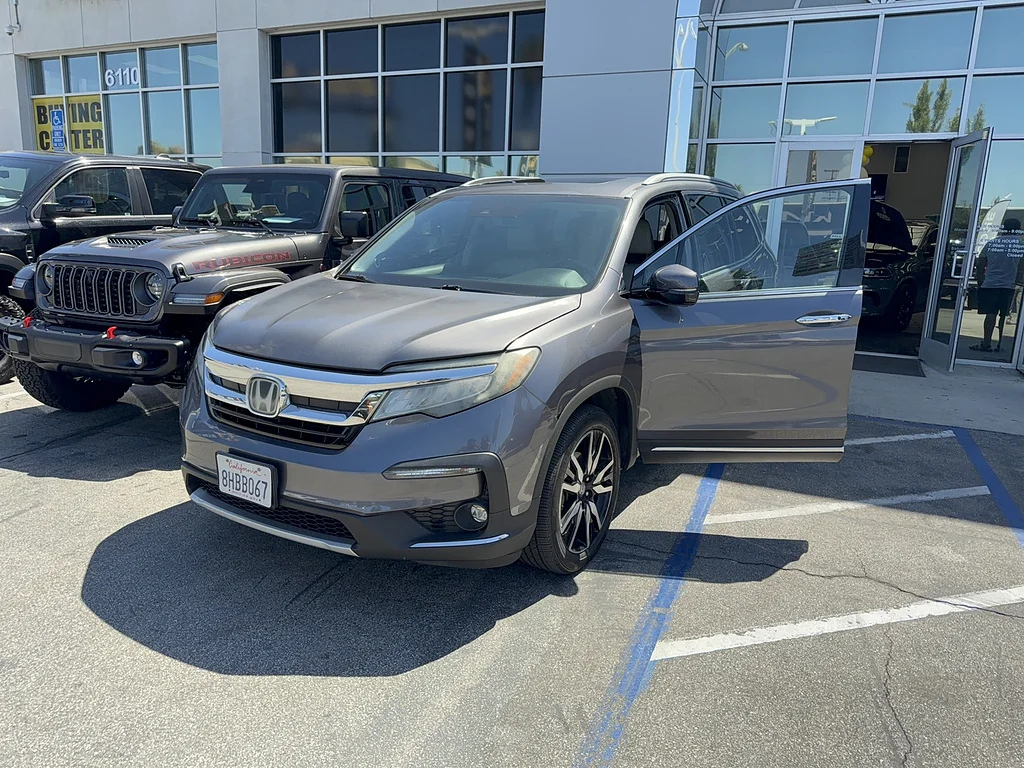 Used 2019 Modern Steel Metallic Honda Touring w/Rear Captain