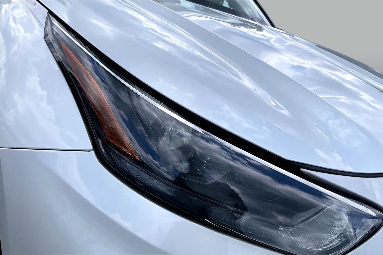Used 2023 Wind Chill Pearl Toyota LE image 27