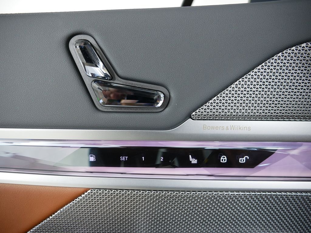 2025 BMW 7 Series 750e - Photo 33