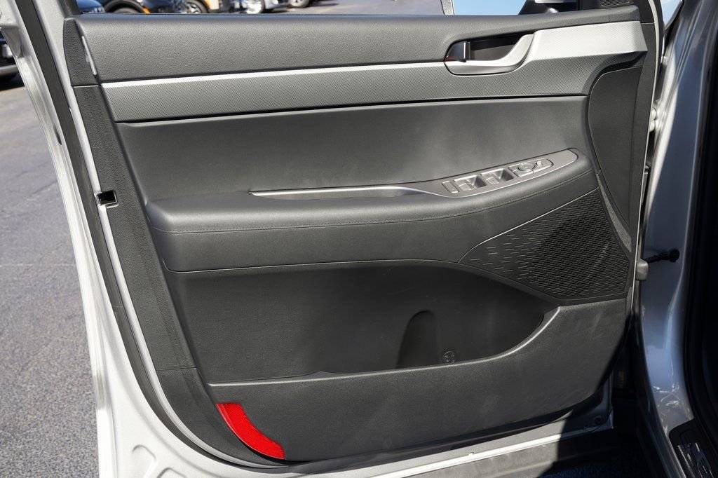 Certified Used 2025 Typhoon Silver Hyundai SEL image 9
