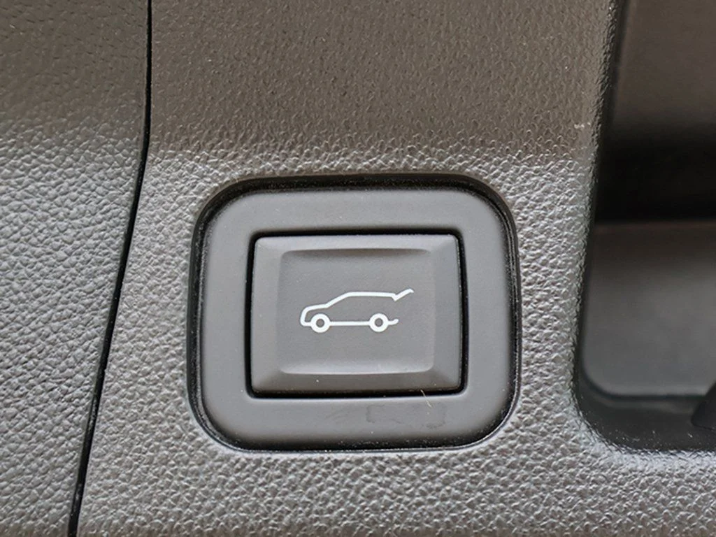 Used 2023 Silver GMC SLT image 54
