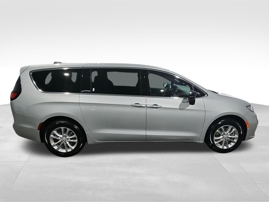 2026 Chrysler Pacifica Select - Photo 9