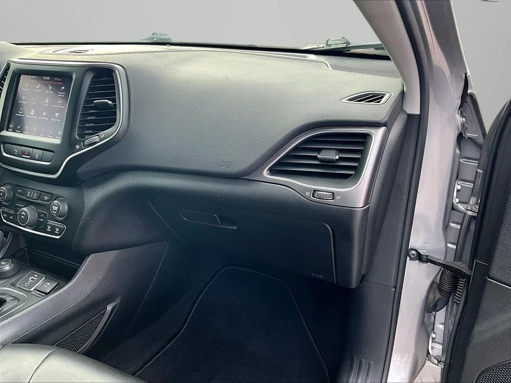 Used 2021 Silver Jeep Latitude Plus image 18