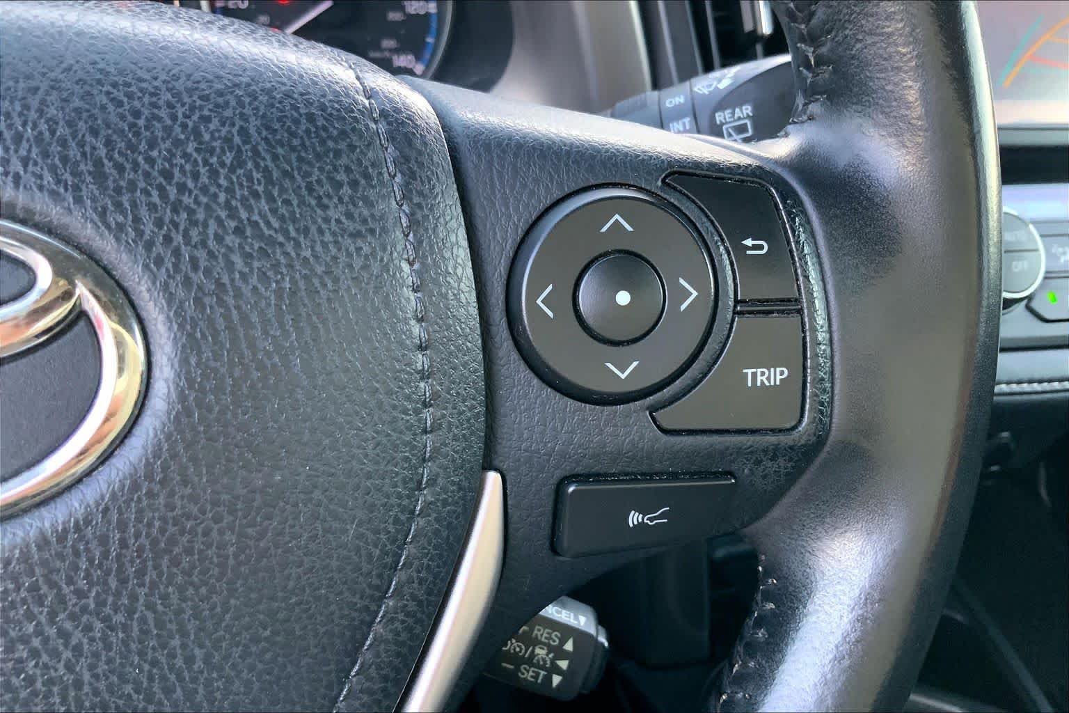 Used 2018 Super White Toyota XLE image 24