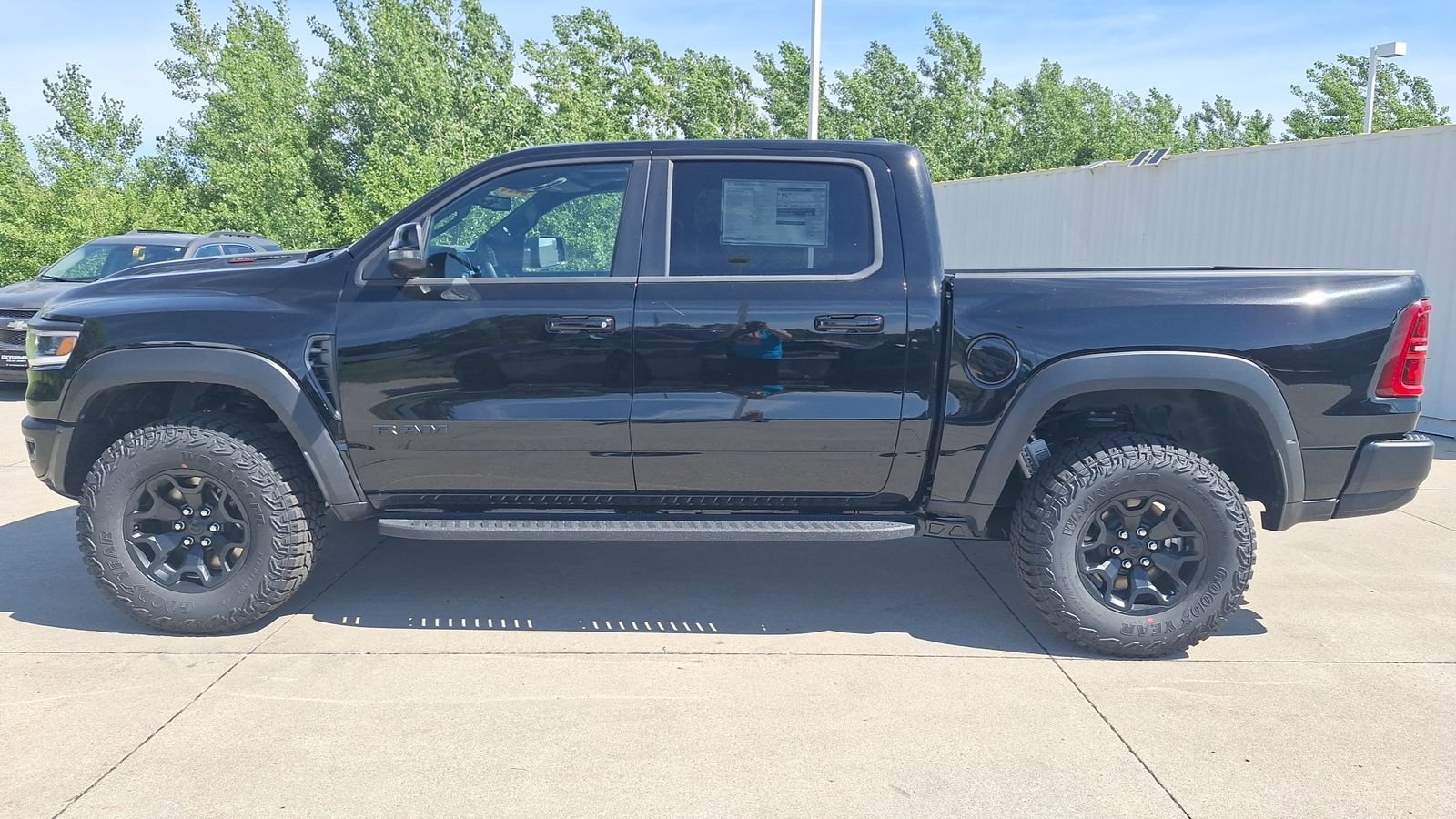 New 2026 Diamond Black Crystal Pearl-Coat Exterior Paint RAM RHO image 7