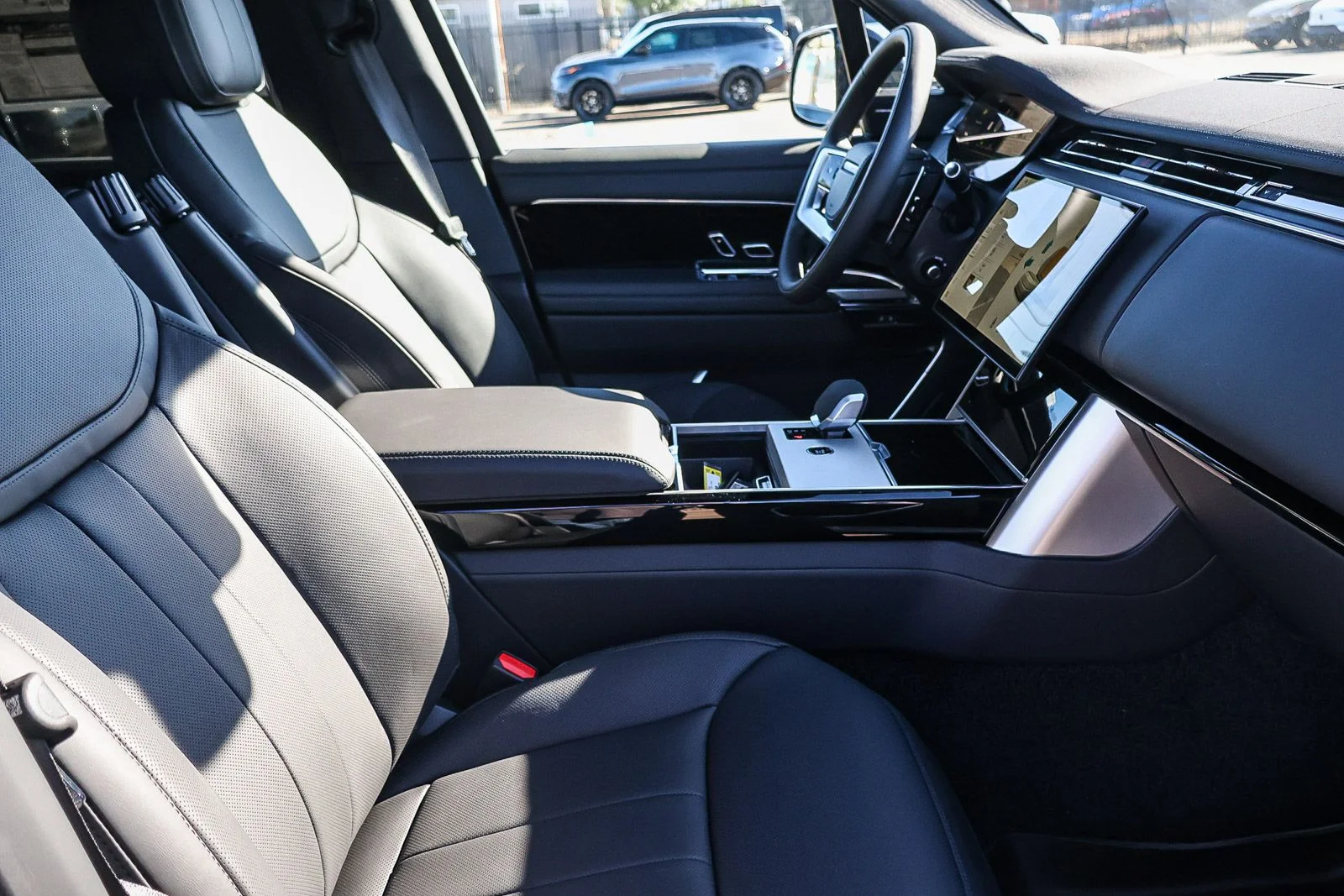 New 2026 Fuji White Land Rover SE image 17