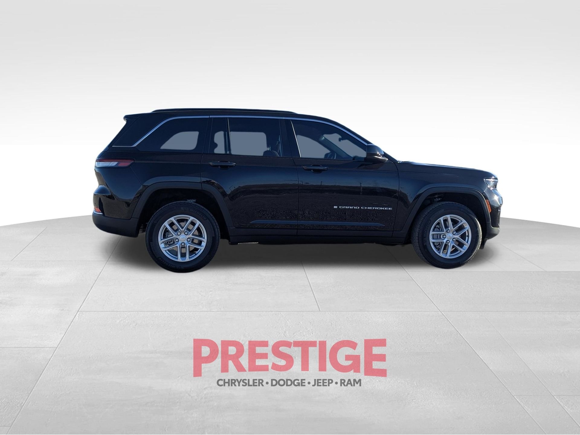New 2026 Diamond Black Crystal Pearl-Coat Exterior Paint Jeep Laredo X image 4