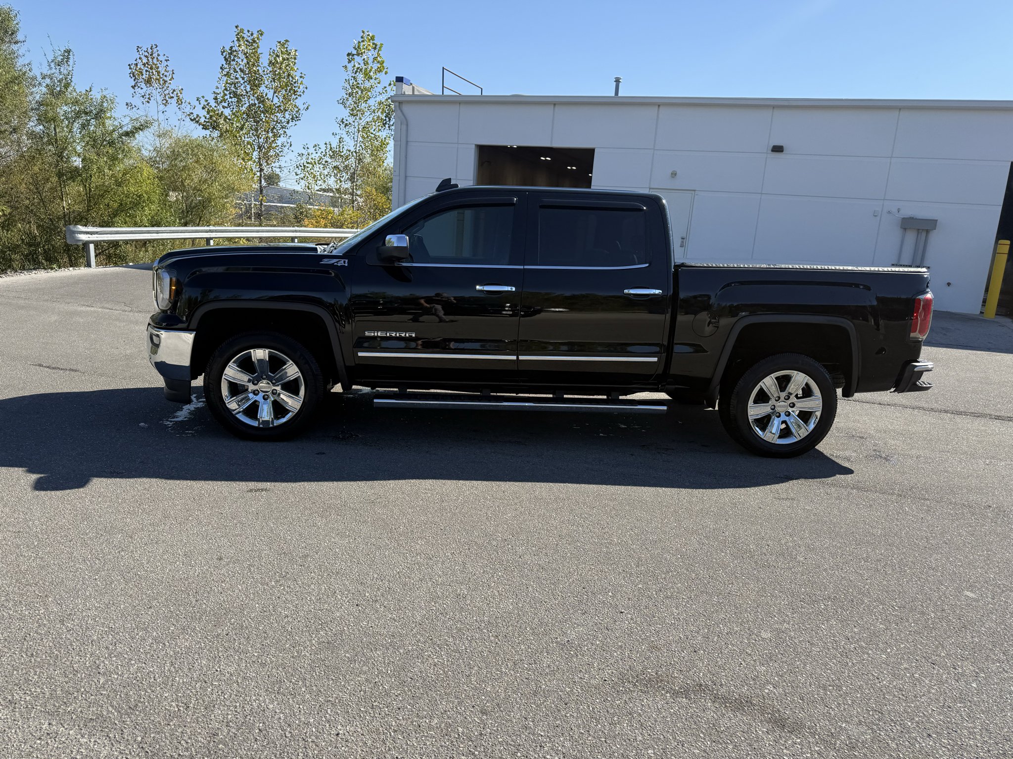 Used 2018 ONYX BLACK GMC SLT image 3
