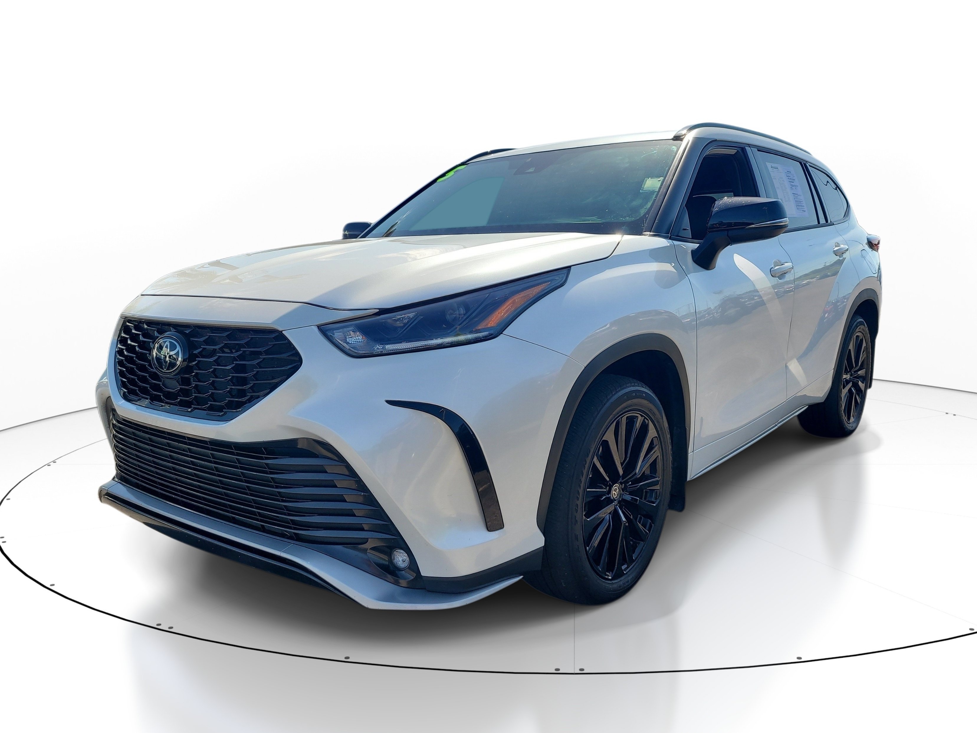 Used 2025  Toyota LE image 3