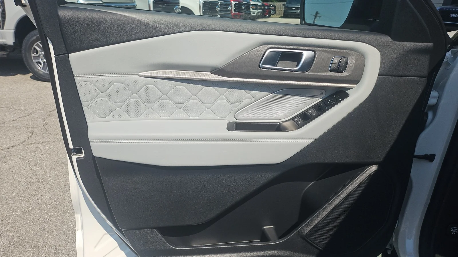 New 2027 Star White Metallic Tri-Coat Ford Platinum 4WD image 12