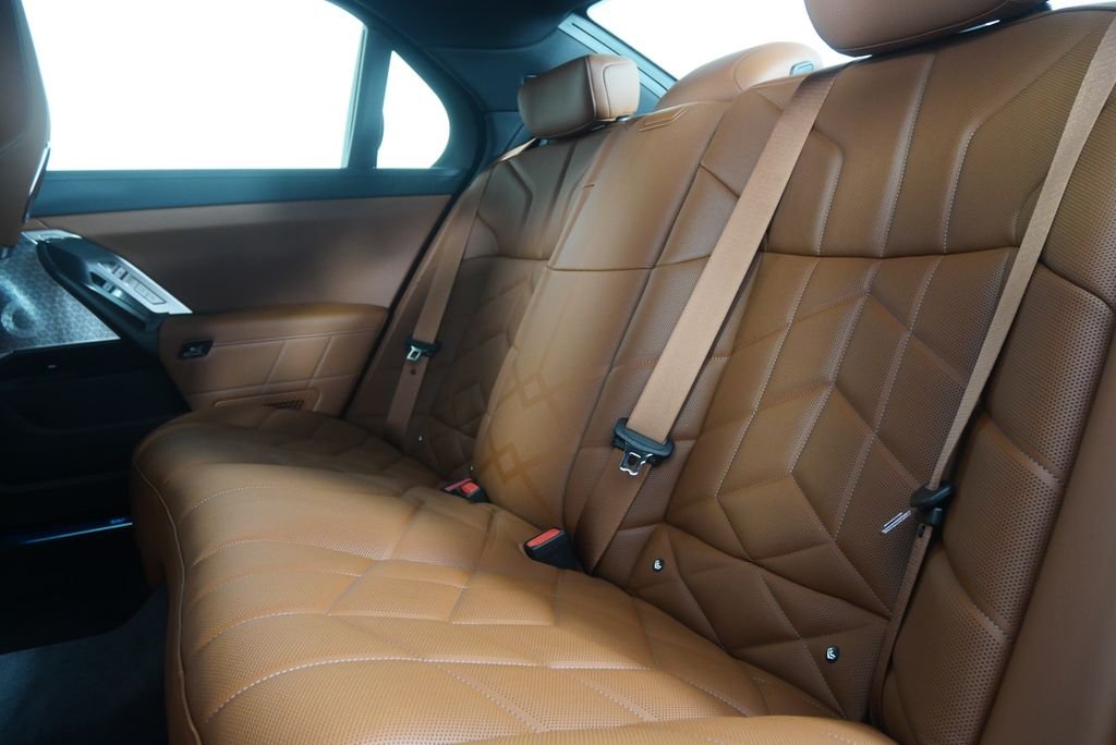 New 2026 Mineral White Metallic BMW 750e xDrive image 15