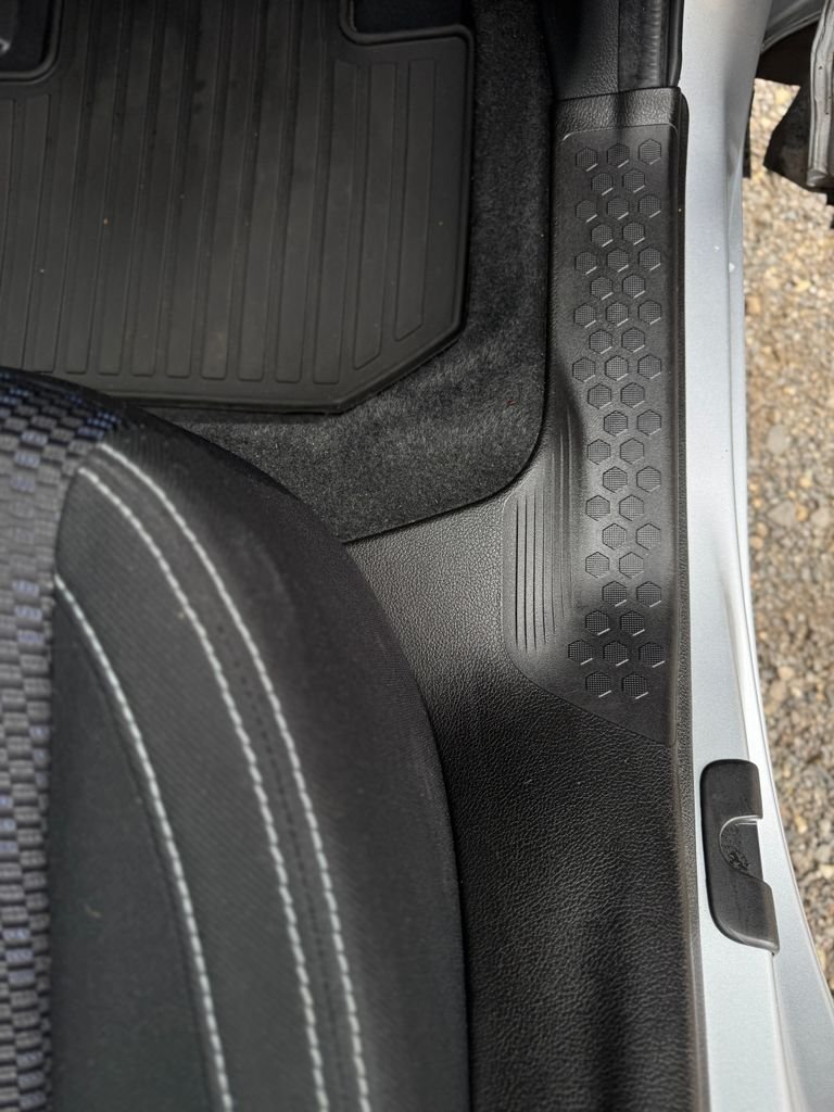Used 2018 Ice Silver Metallic Subaru 2.5i Premium image 34