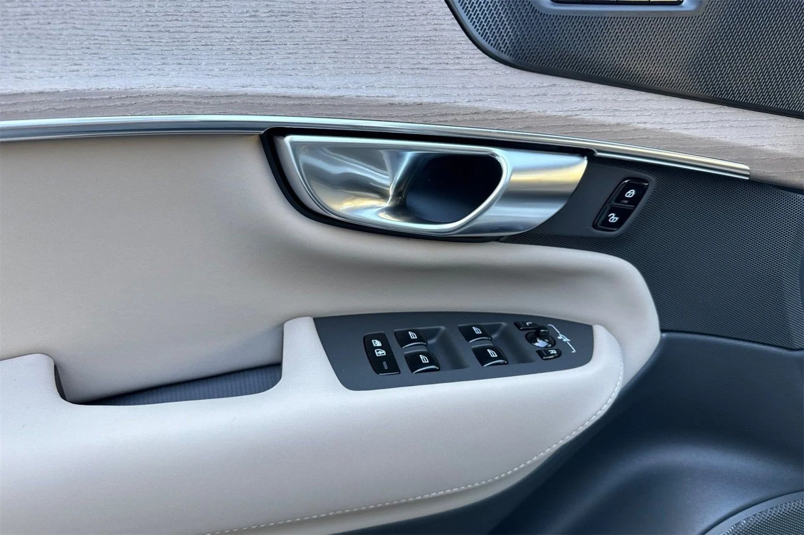 2026 Volvo XC90 Plus - Photo 14