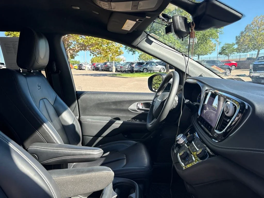 Used 2023 Black Chrysler Touring L image 35