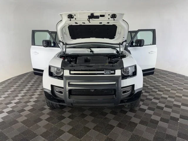 Used 2022 White Land Rover X-Dynamic HSE image 11