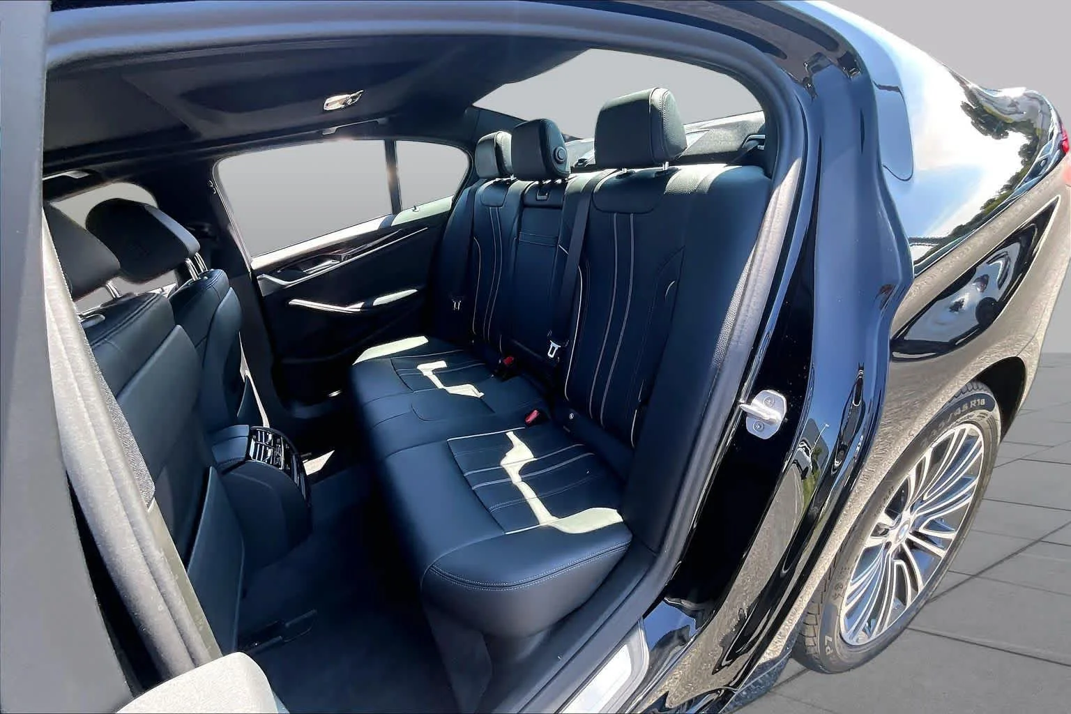 Used 2019 Black Sapphire Metallic BMW 530i xDrive image 19