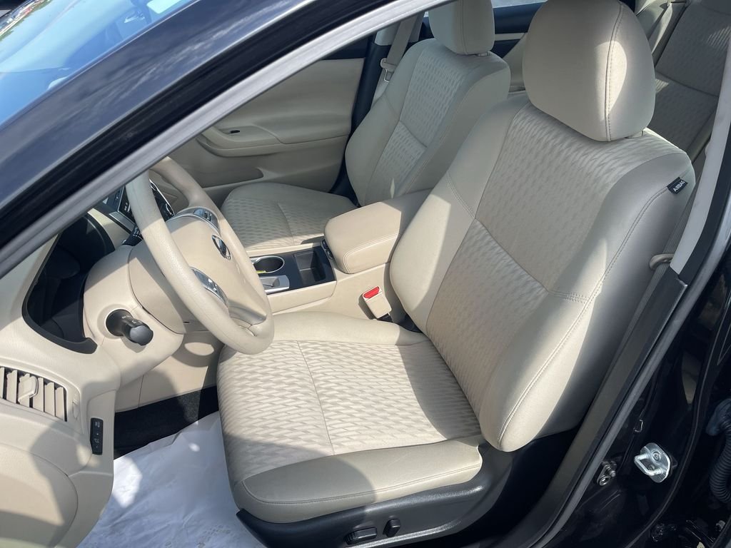 Used 2017 Black Nissan 2.5 S image 15
