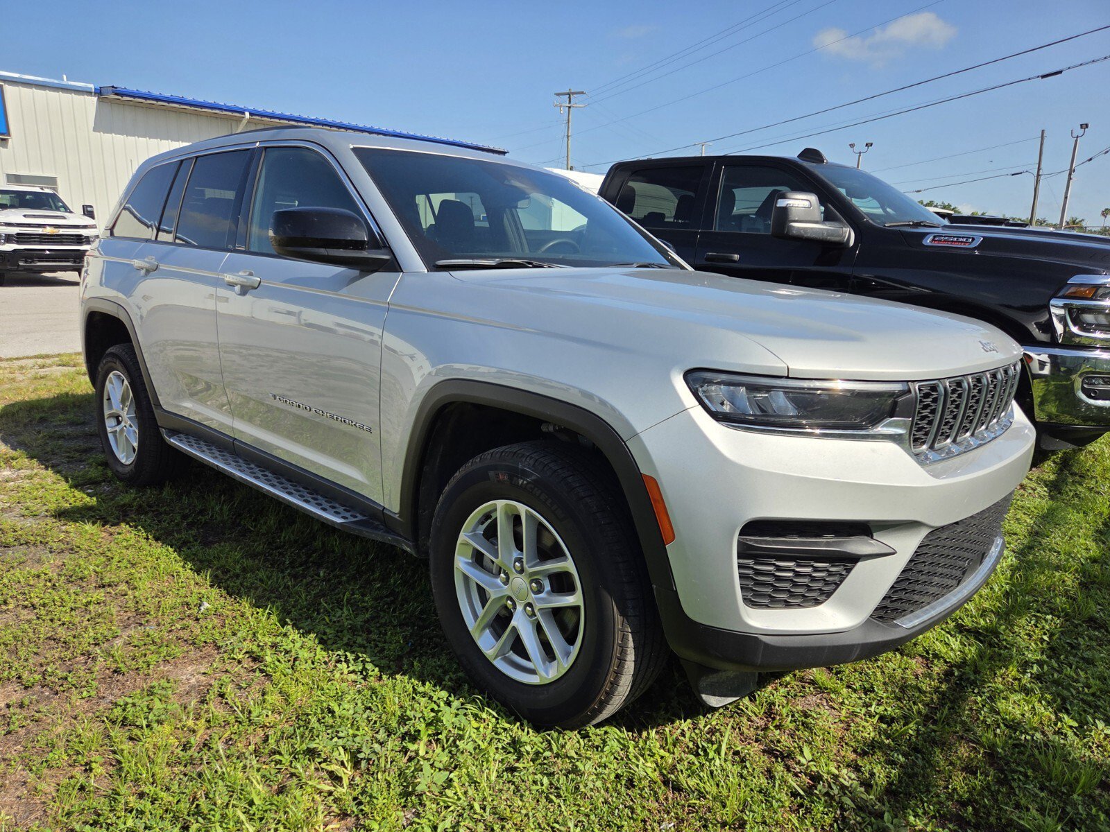 Used 2025 Silver Zynith Jeep Laredo X image 2