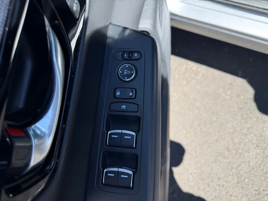 Used 2023 Lunar Silver Metallic Honda EX-L image 13