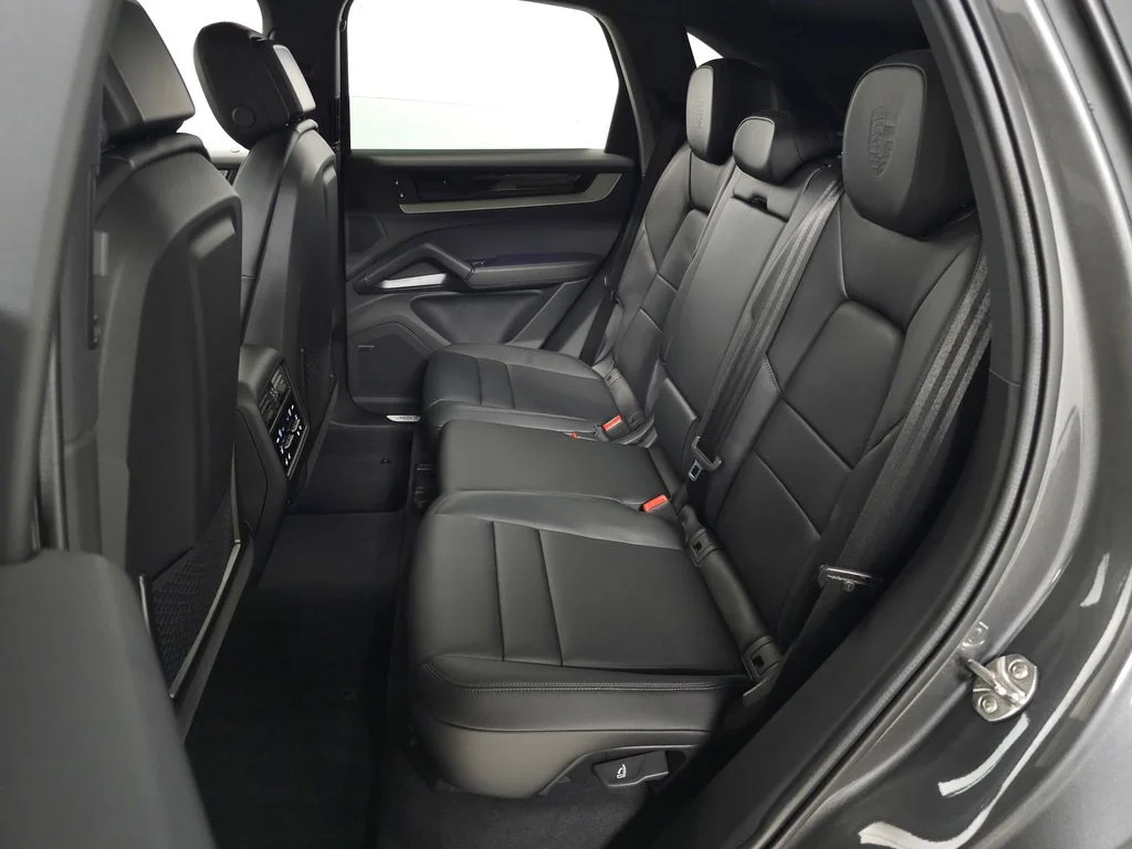Used 2025  Porsche Base image 43