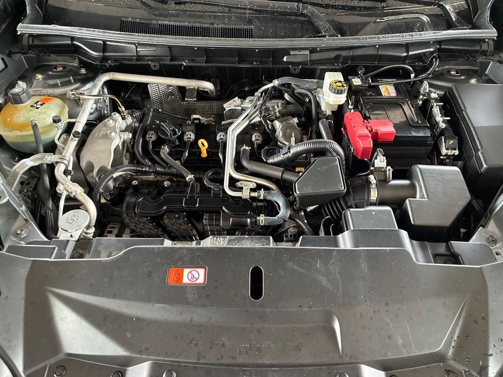 Used 2024 Silver Mitsubishi SE image 27