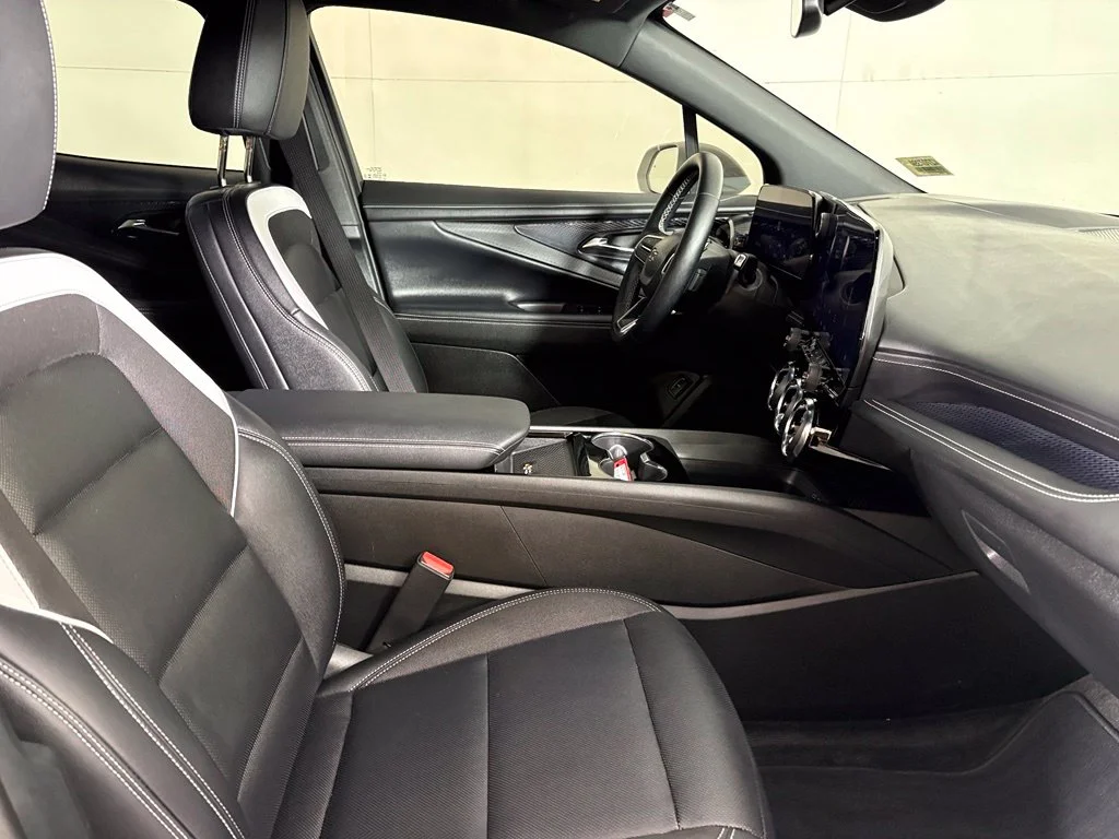 Used 2025 White Chevrolet LT image 14