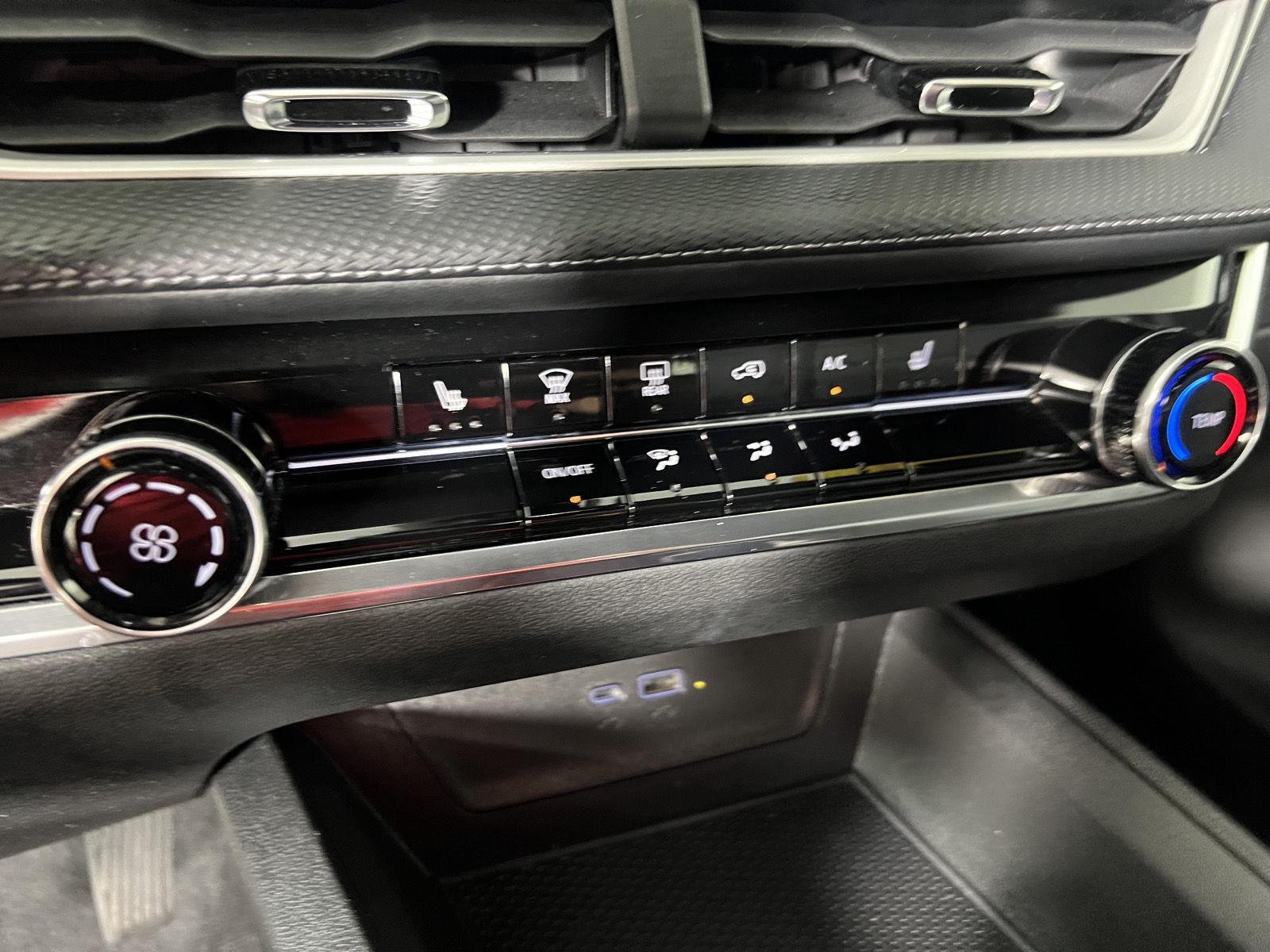 Used 2025 Mosaic Black Metallic Chevrolet AWD LT image 19