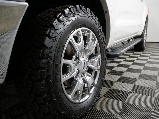 Used 2019 White Platinum Tri-Coat Ford Crew Cab LARIAT w/ FX4 Off-Road Pkg & Technology Pkg image 2