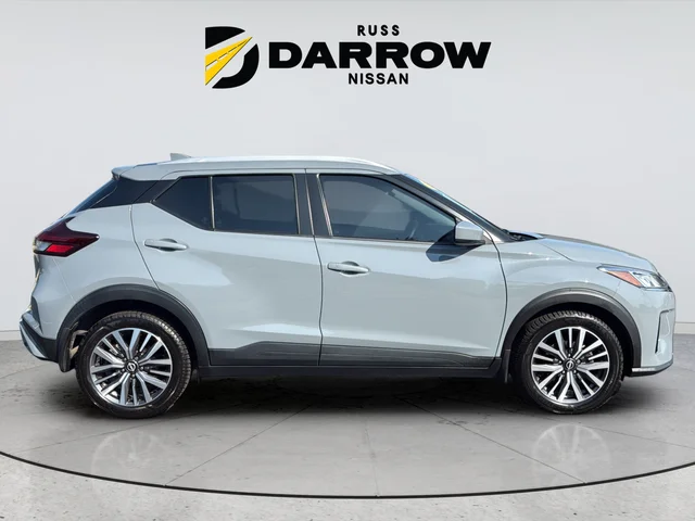 Used 2022 Gray Nissan SV image 6