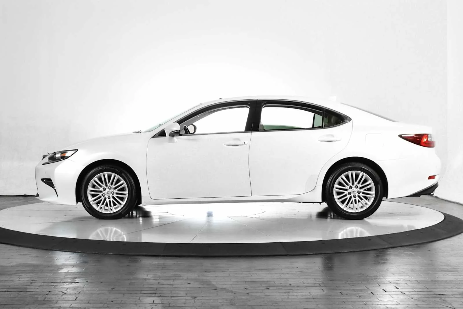 Used 2016 Eminent White Pearl Lexus  image 2