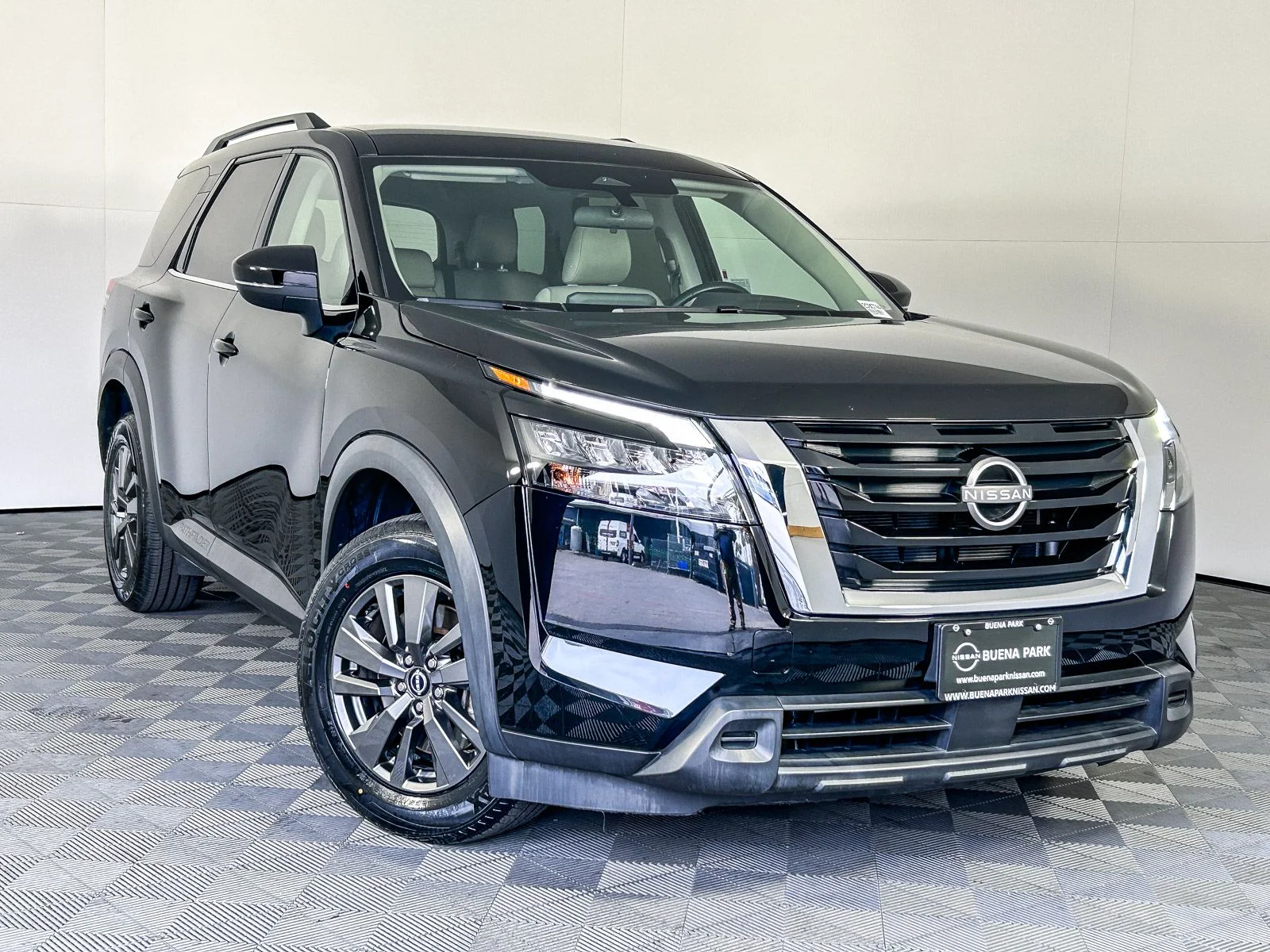 2023 Nissan Pathfinder SV 2WD's photo
