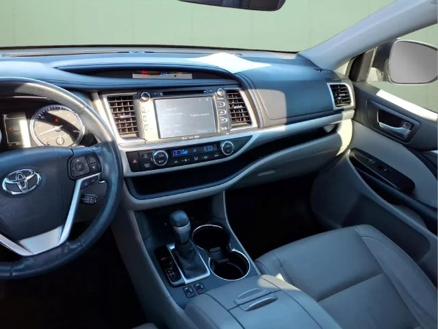 Used 2017 Silver Toyota XLE image 14