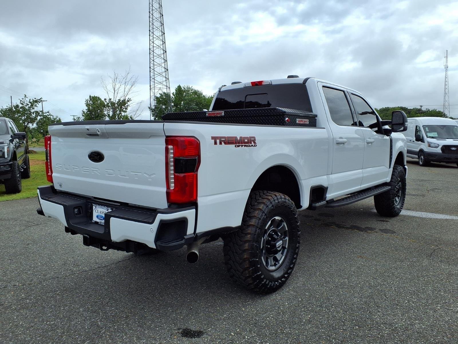 Used 2024 Oxford White Ford XLT image 2