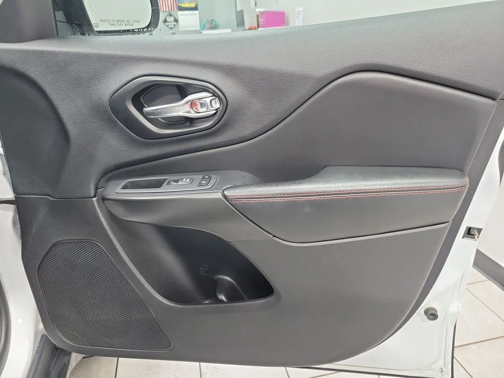 Used 2022 White Jeep Trailhawk image 24