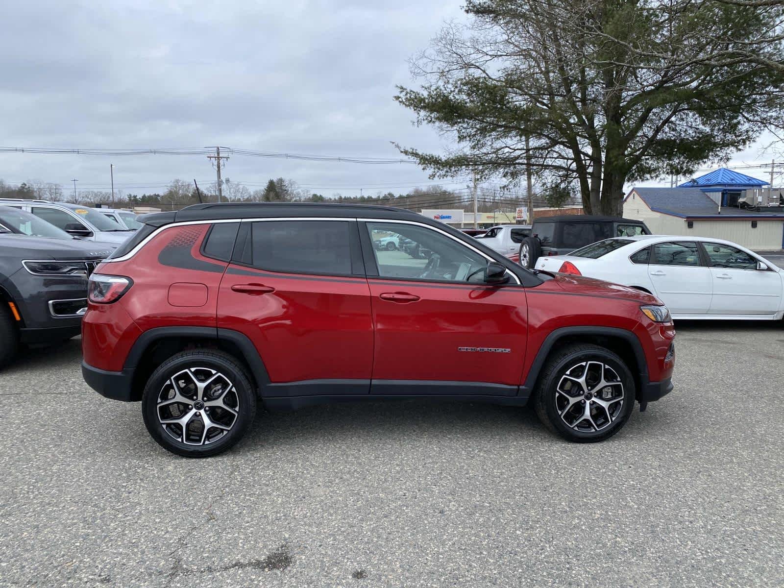 Certified Used 2025 Red Hot Pearlcoat Jeep Limited image 2