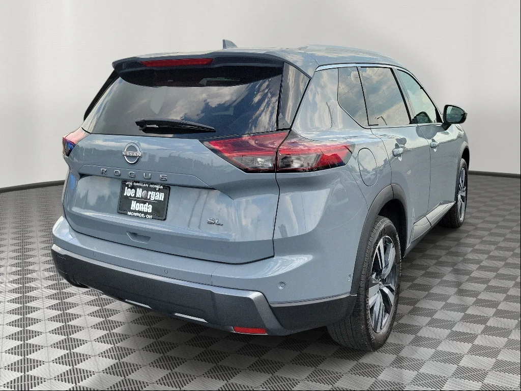 Used 2025 Boulder Gray Pearl Nissan SL image 4