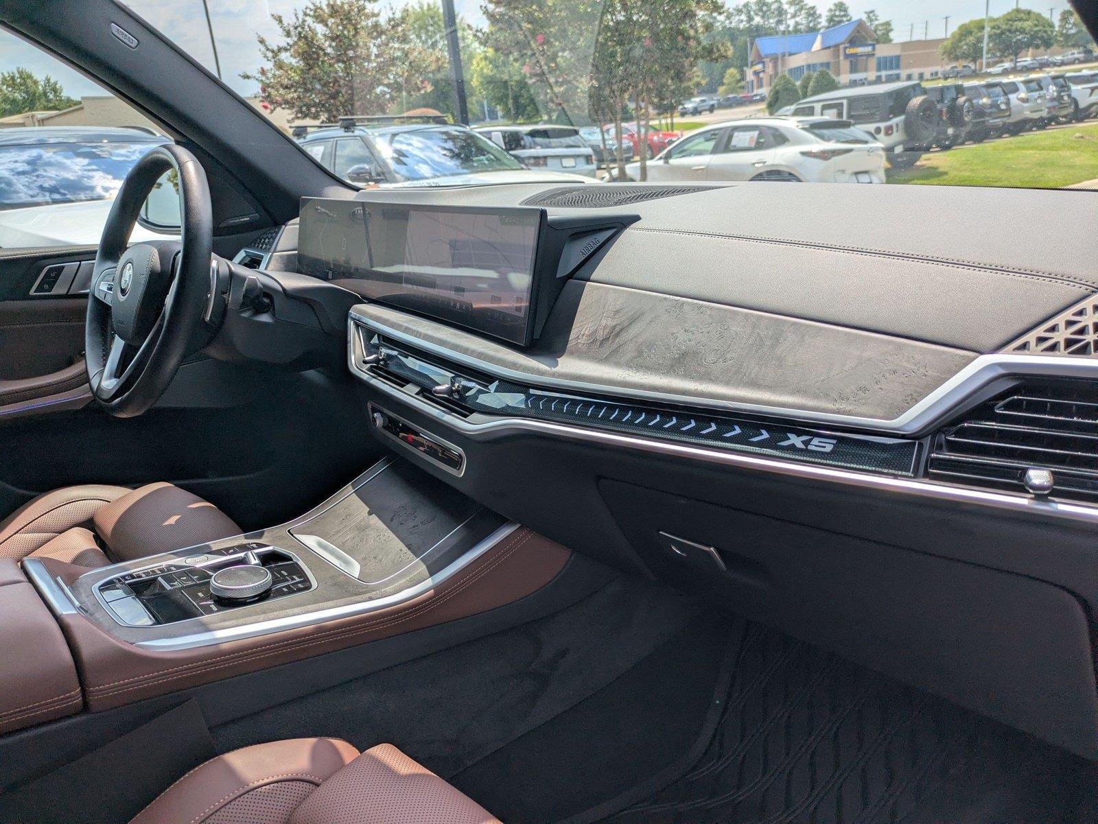 Used 2025 Mineral White Metallic BMW xDrive40i image 36