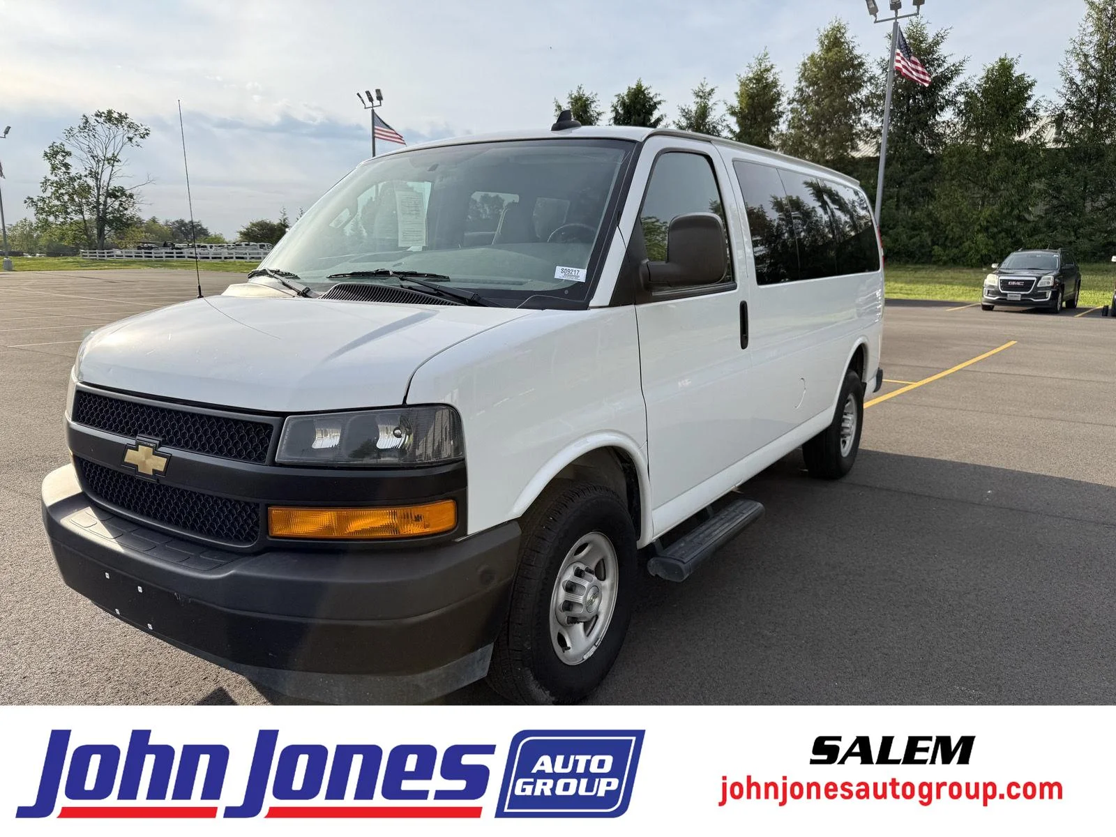 2023 Chevrolet Express 2500 LS's photo