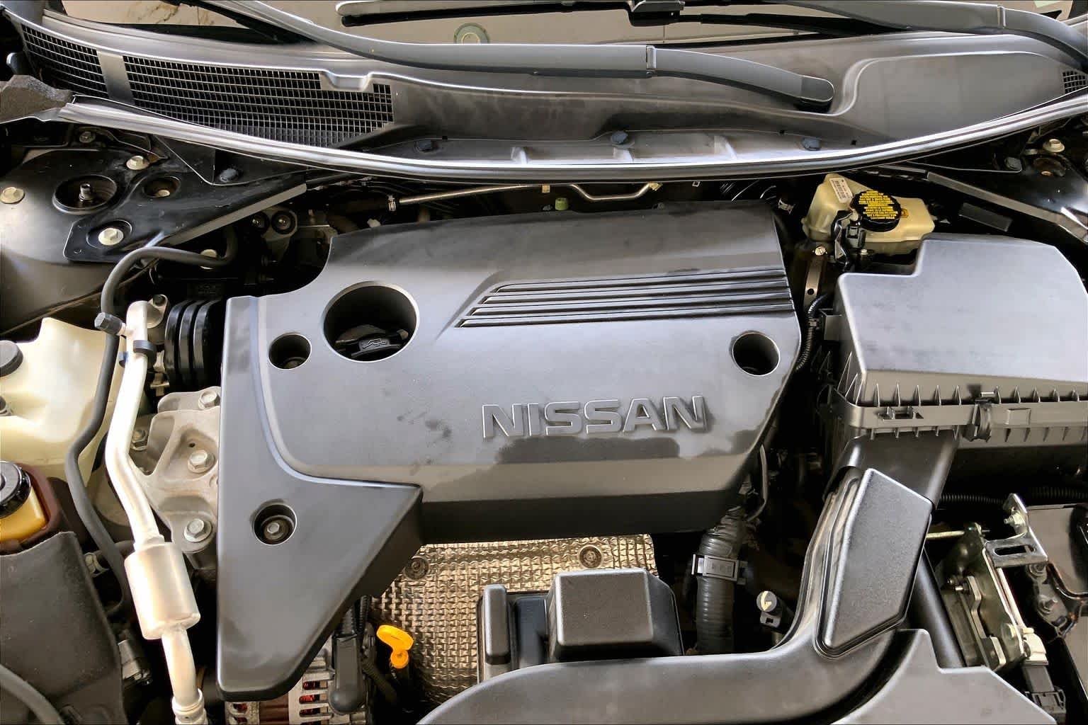 Used 2016 Super Black Nissan 2.5 SV image 31