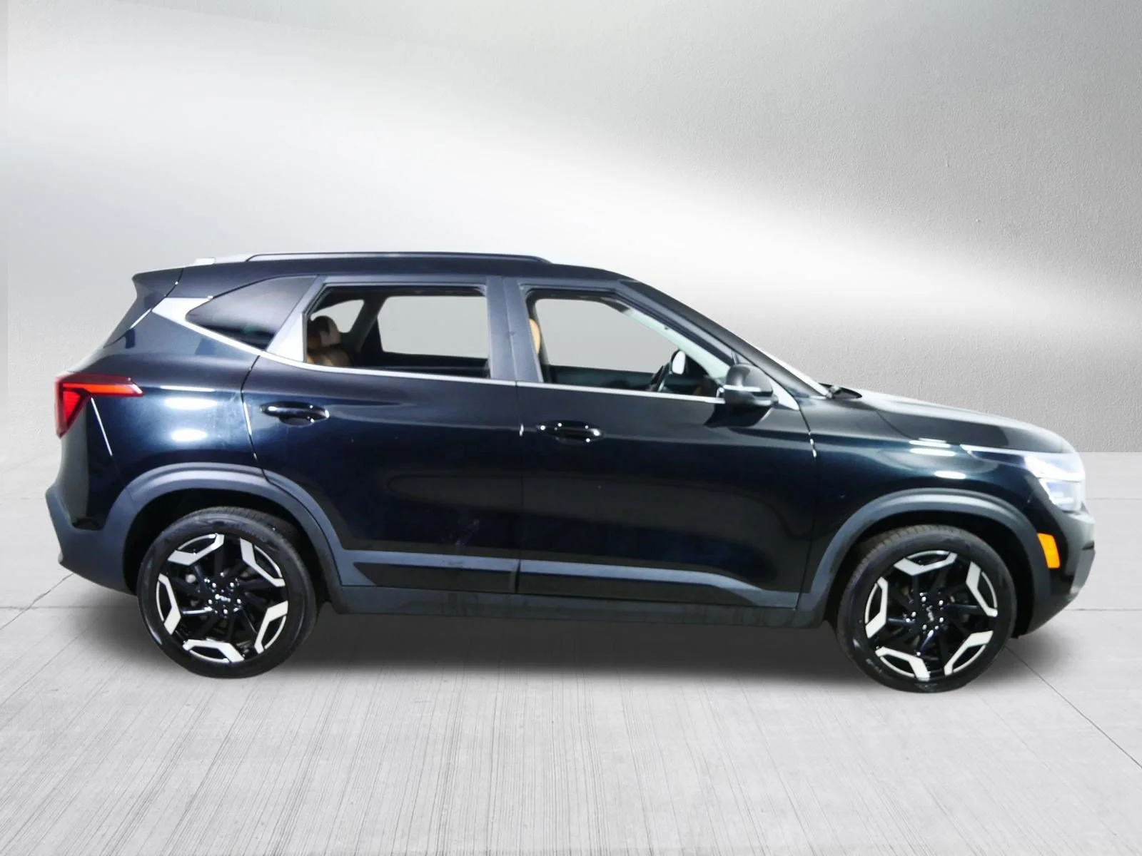 Used 2024 Fusion Black Kia SX image 8