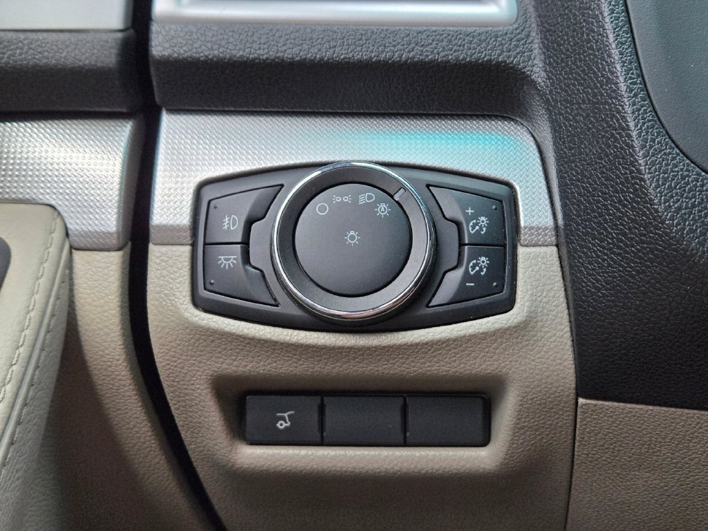 Used 2015 White Ford XLT image 21