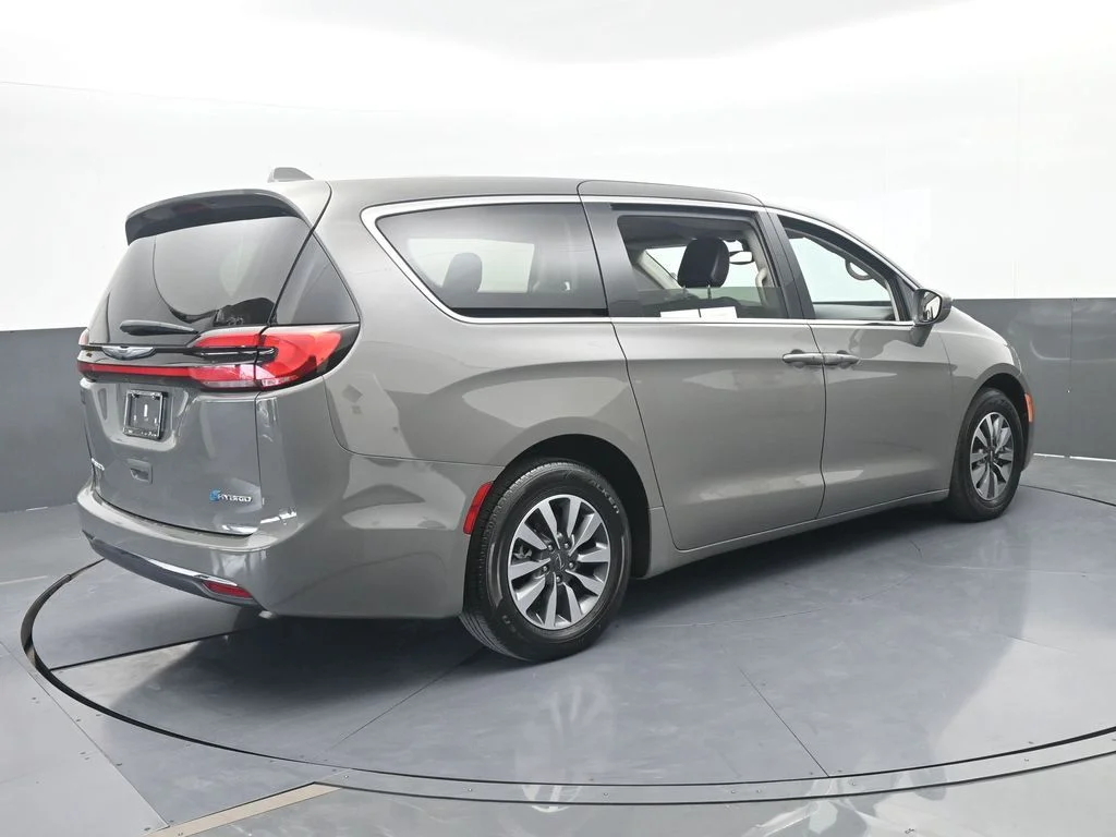 Used 2022 Ceramic Gray Clearcoat Chrysler Touring L image 6