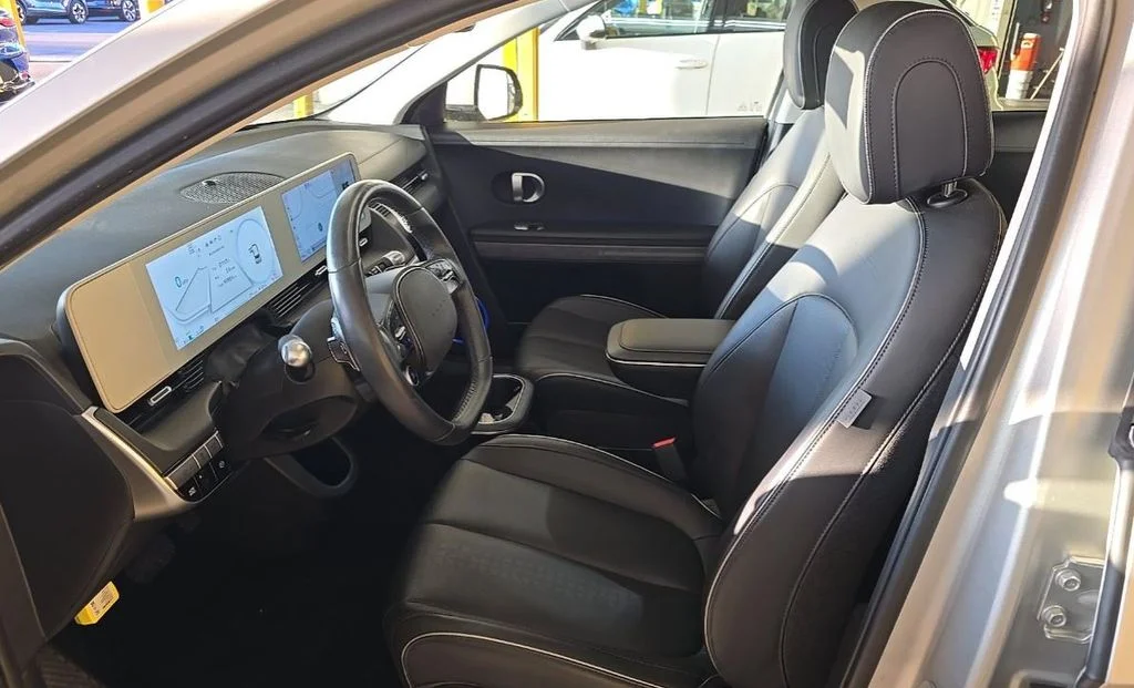 Used 2023 Gold Hyundai SEL image 5