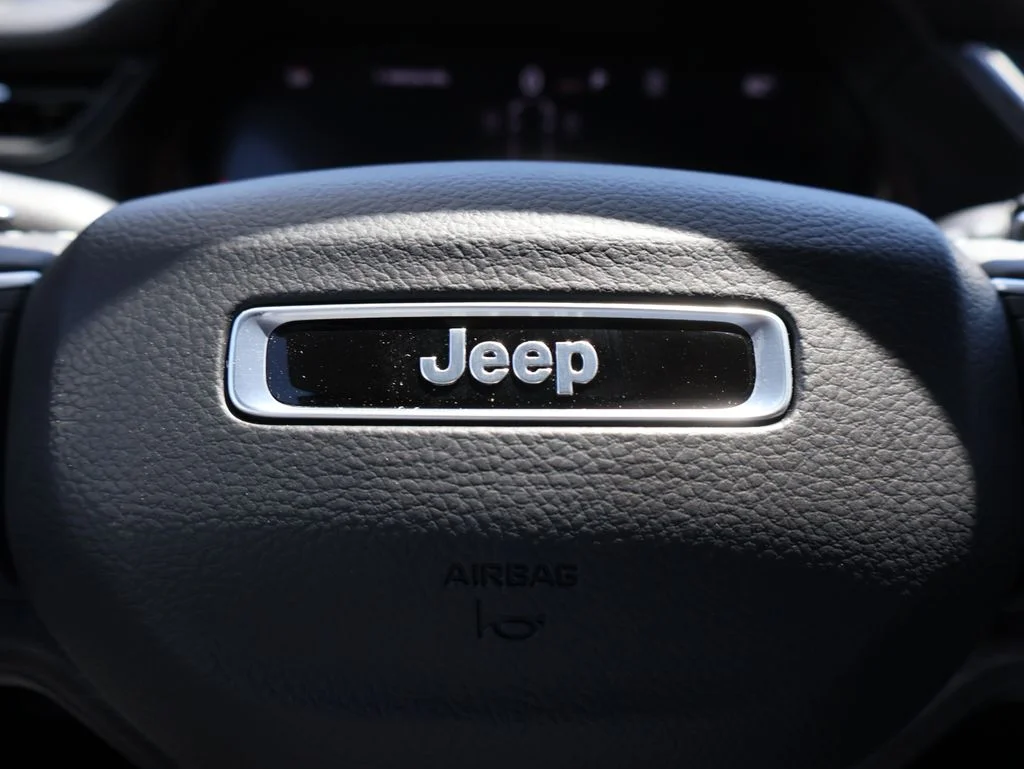 New 2026 Diamond Black Crystal Pearl-Coat Exterior Paint Jeep Altitude image 27