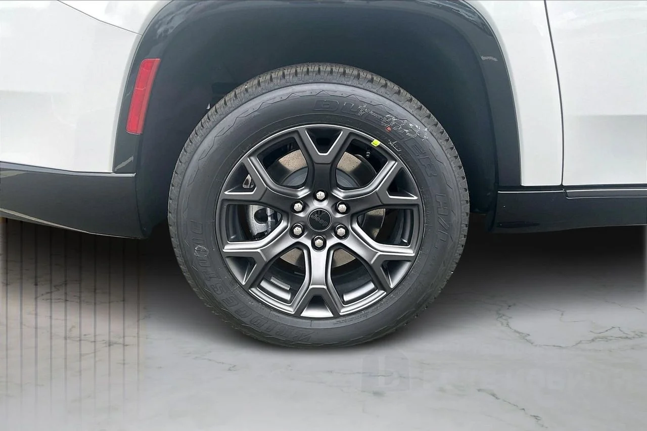 New 2026 Bright White Clear-Coat Exterior Paint Jeep Limited Altitude image 38