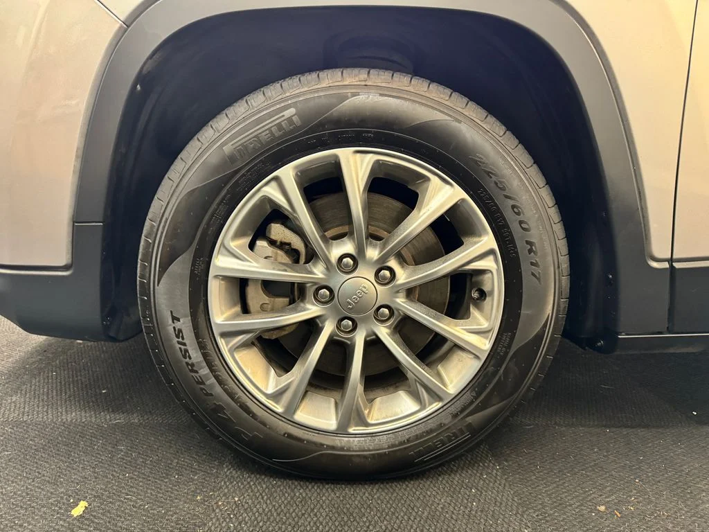 Used 2019 Silver Jeep Latitude Plus image 11