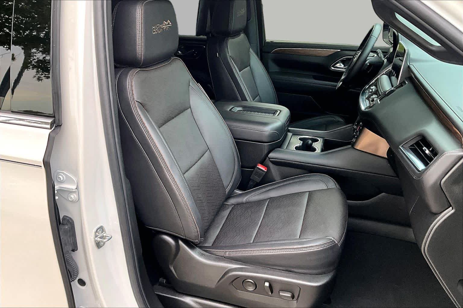 Used 2023 Iridescent Pearl Tricoat Chevrolet High Country image 8