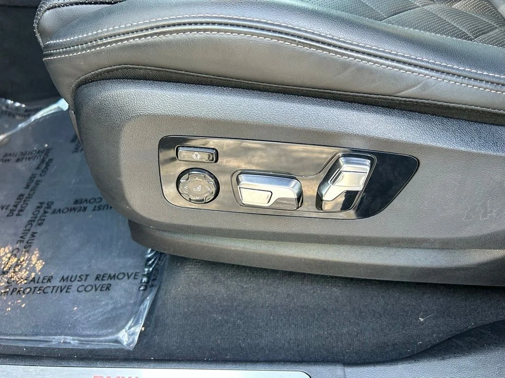 Used 2025 White BMW xDrive40i image 18