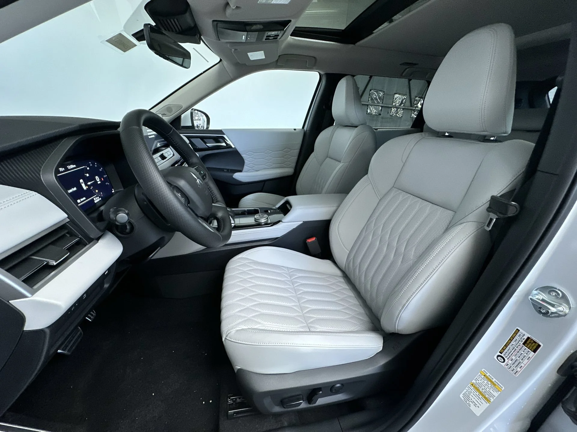 New 2026 White Diamond Mitsubishi SEL image 12