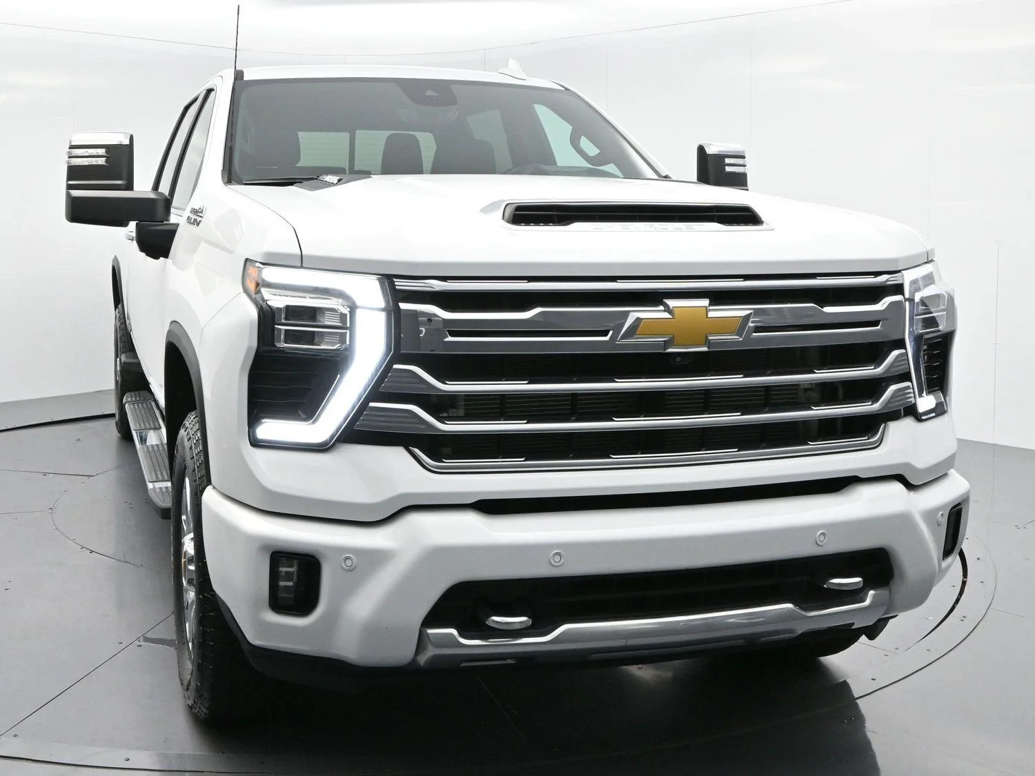 Used 2024 Summit White Chevrolet High Country image 2